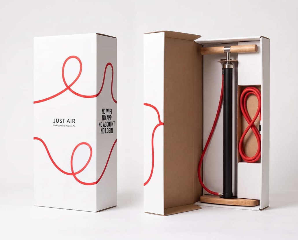 the-honest-box-just-air-packaging Gesloten premium verpakking voor een klassieke fietspomp met de tekst "JUST AIR", ontworpen als observatie over lucht in verpakkingen en overbodige marketinglagen.